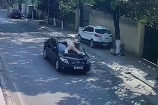 Tạm giữ hình sự Phó giám đốc trung tâm giáo dục thường xuyên hất CSGT lên nắp capo
