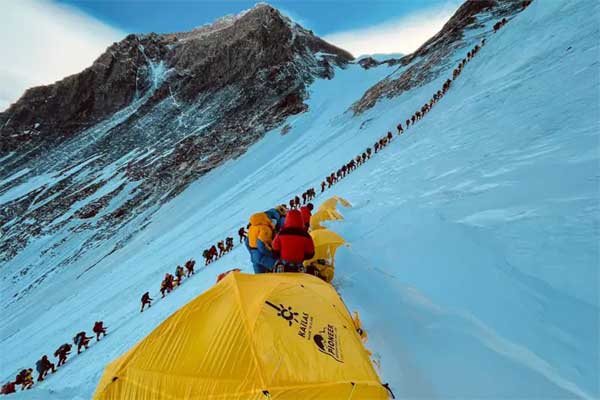 Nhiều thi thể vẫn nằm lại Everest-2