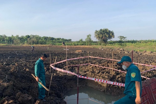 Phát hiện quả bom nặng hơn 500 kg ngay bờ sông-2