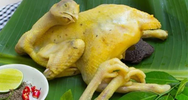 Luộc gà bằng nước lã là sai: Đây mới là loại nước luộc gà chuẩn nhất, da vàng lại không bị nứt-1