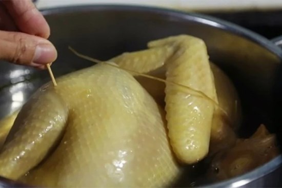 Luộc gà bằng nước lã là sai: Đây mới là loại nước luộc gà chuẩn nhất, da vàng lại không bị nứt