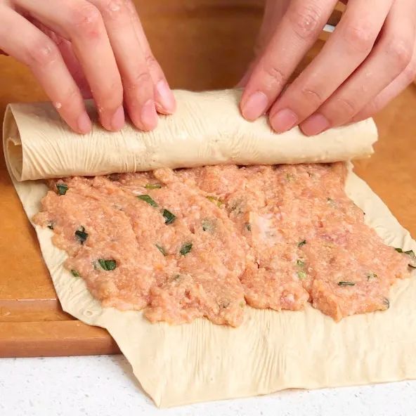 Váng đậu cuộn thịt hấp nóng hổi thơm nức cho bữa tối thêm ấm áp-6