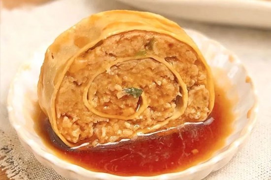 Váng đậu cuộn thịt hấp nóng hổi thơm nức cho bữa tối thêm ấm áp