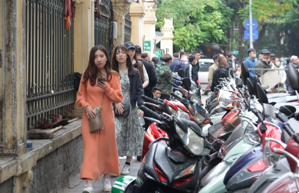 Ai đứng sau ngành dịch vụ trông xe trên vỉa hè, dưới lòng đường ở Hà Nội?-3