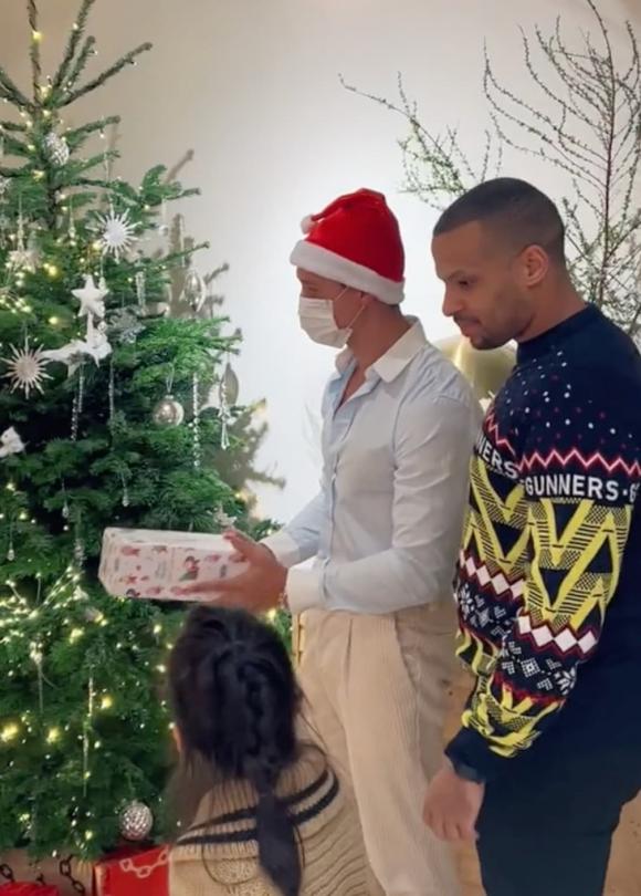 Kim Lý hoá ông già Noel phát quà cho Leon nhưng nhận ngay cái kết hài không tả-1