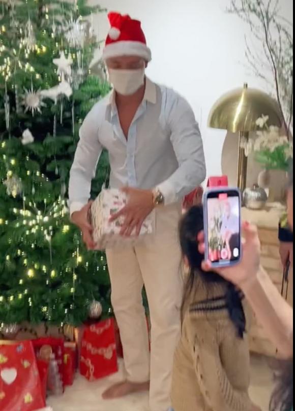 Kim Lý hoá ông già Noel phát quà cho Leon nhưng nhận ngay cái kết hài không tả-2