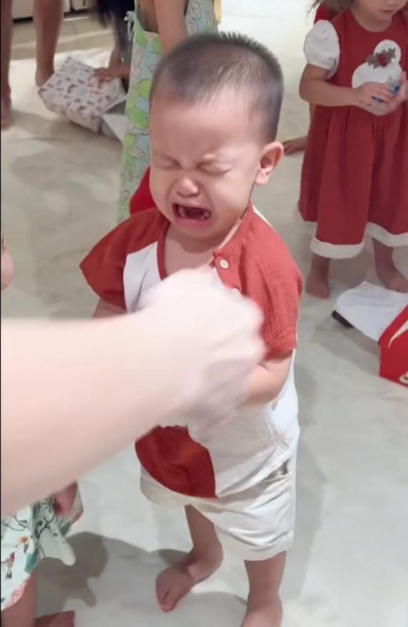 Kim Lý hoá ông già Noel phát quà cho Leon nhưng nhận ngay cái kết hài không tả-3