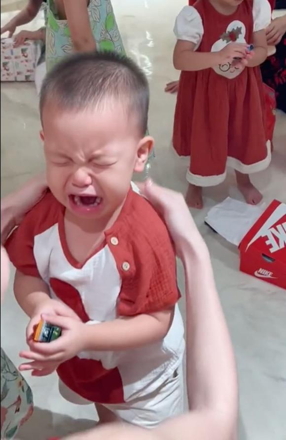 Kim Lý hoá ông già Noel phát quà cho Leon nhưng nhận ngay cái kết hài không tả-4