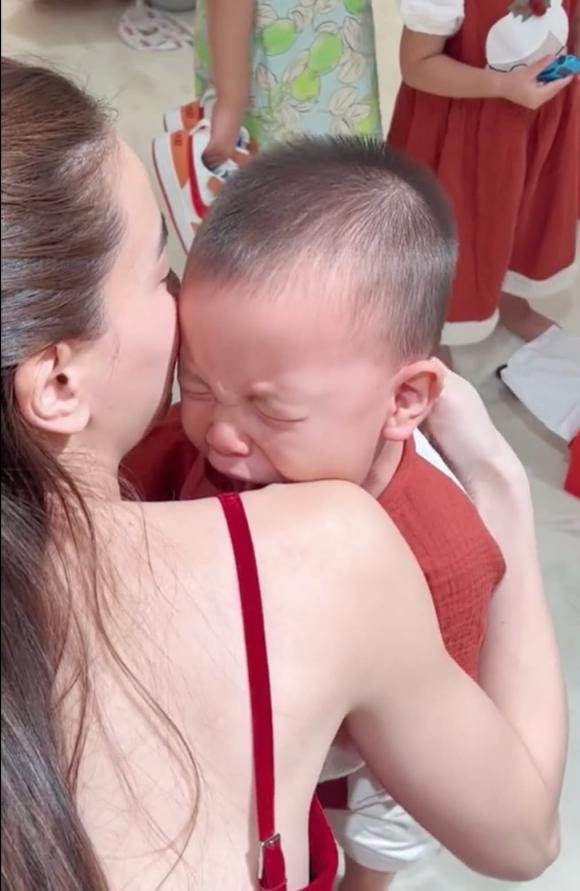 Kim Lý hoá ông già Noel phát quà cho Leon nhưng nhận ngay cái kết hài không tả-5