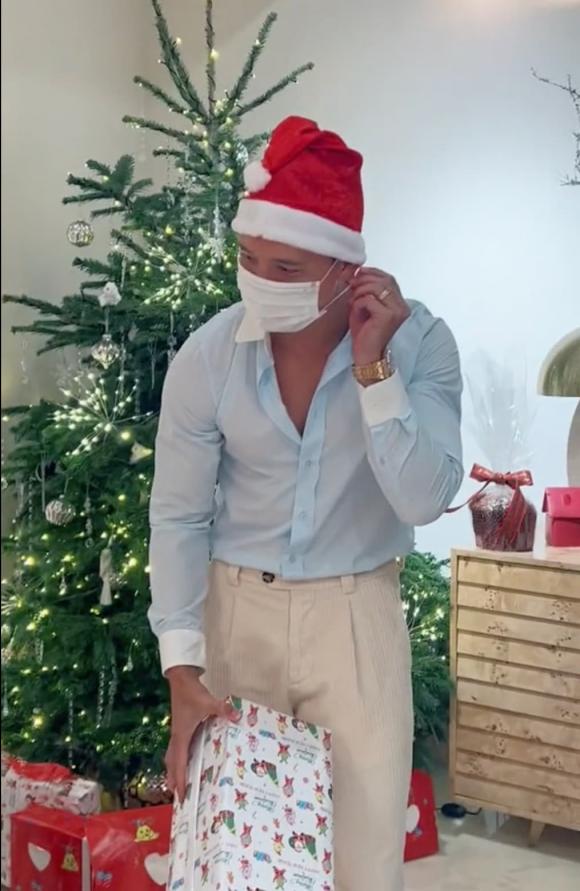 Kim Lý hoá ông già Noel phát quà cho Leon nhưng nhận ngay cái kết hài không tả-6