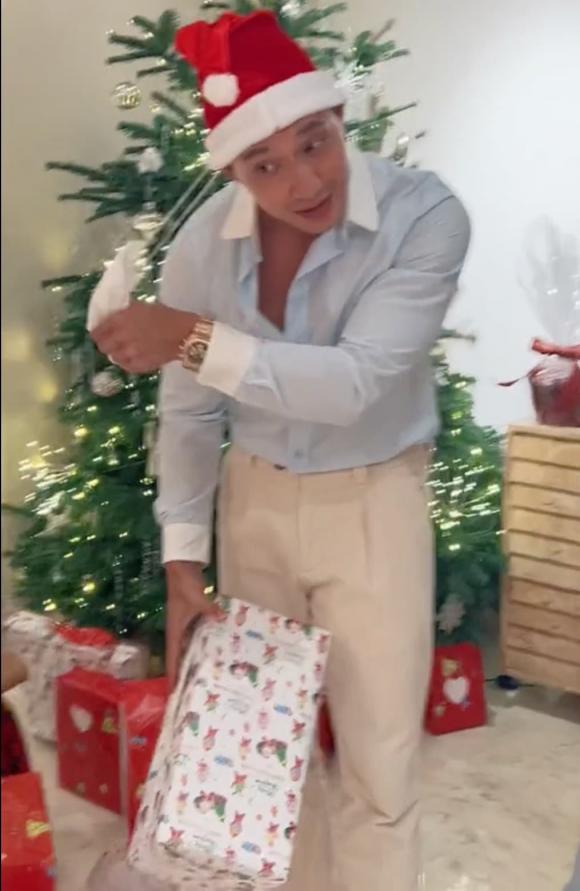 Kim Lý hoá ông già Noel phát quà cho Leon nhưng nhận ngay cái kết hài không tả-7