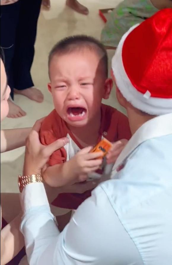 Kim Lý hoá ông già Noel phát quà cho Leon nhưng nhận ngay cái kết hài không tả-8