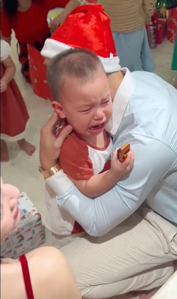 Kim Lý hoá ông già Noel phát quà cho Leon nhưng nhận ngay cái kết hài không tả-9