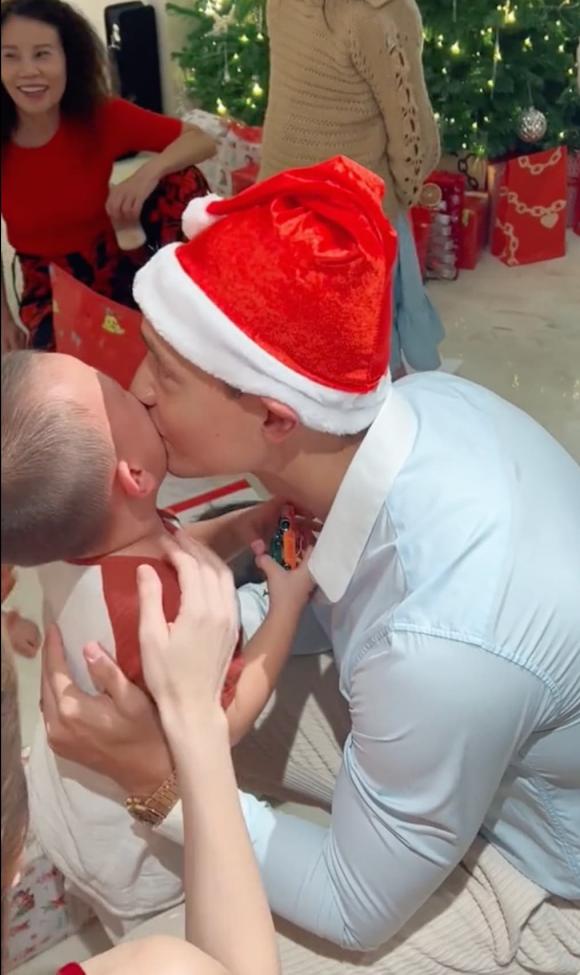 Kim Lý hoá ông già Noel phát quà cho Leon nhưng nhận ngay cái kết hài không tả-10