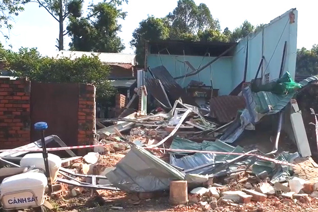 Người đàn ông dùng xe múc phá sập hai căn nhà do mâu thuẫn với hàng xóm-1