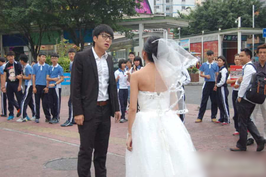 Mẹ vợ lên trao quà cưới rồi đặt vào tay tôi tờ giấy này, vừa mở nó ra tôi quyết định huỷ hôn-1