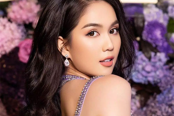 Ngọc Trinh bị chỉ trích vì đi giày thô tục-5