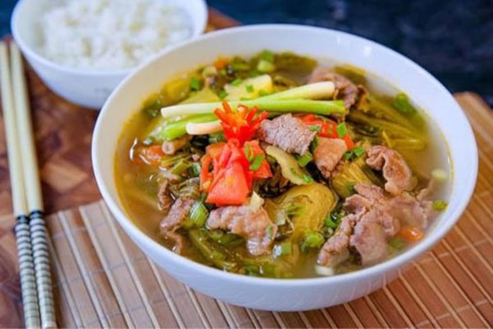 Canh dưa chua nấu thịt bò đậm đà, nước ngọt thanh không phải ai cũng biết