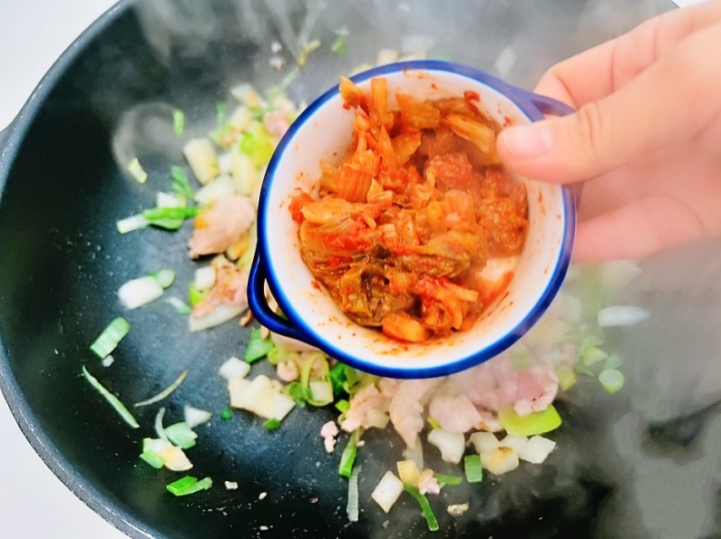 Mùa đông trời lạnh ăn canh đậu hũ kim chi nóng hổi thì quá hợp!-4