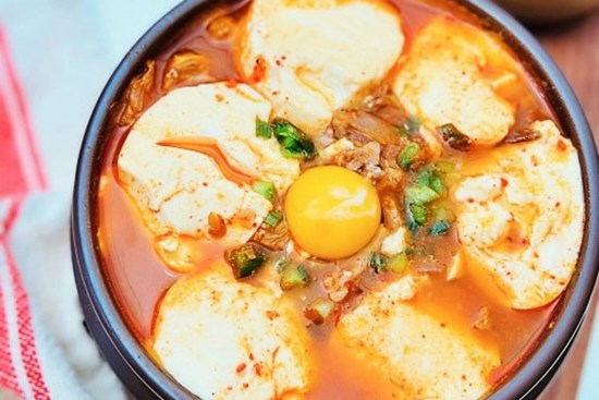 Mùa đông trời lạnh ăn canh đậu hũ kim chi nóng hổi thì quá hợp!