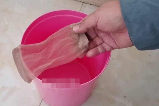 Bỏ một chiếc tất vào thùng rác có công dụng thật tuyệt vời, cả nhà vội vàng áp dụng, đơn giản mà thiết thực