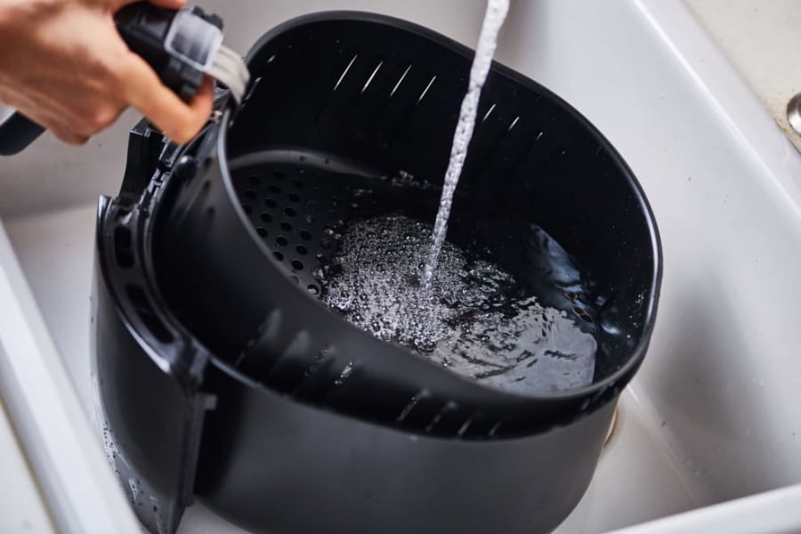 Mẹo làm sạch nồi chiên không dầu trong nháy mắt, không mất công kỳ cọ-1
