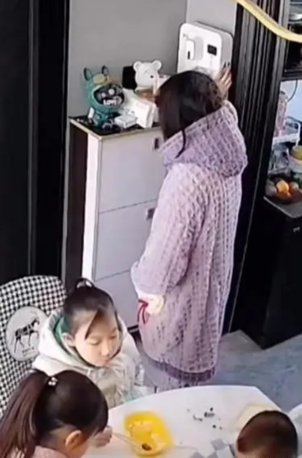Mẹ ngất xỉu trước mặt nhưng 3 đứa trẻ vẫn dửng dưng ăn uống và hồi chuông báo động tới chính các bậc cha mẹ-2