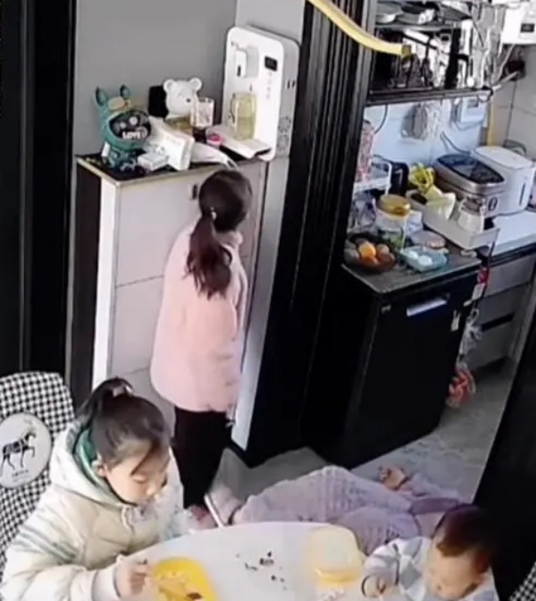 Mẹ ngất xỉu trước mặt nhưng 3 đứa trẻ vẫn dửng dưng ăn uống và hồi chuông báo động tới chính các bậc cha mẹ-5