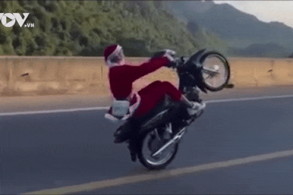 Khởi tố 'ông già Noel' bốc đầu xe, gây rối trật tự công cộng ở Thái Nguyên
