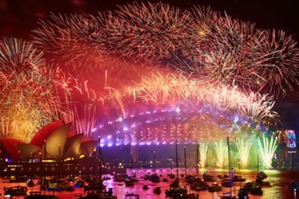 Bi kịch đằng sau quyết định kỳ lạ của người phụ nữ có bộ móng tay dài nhất thế giới-1