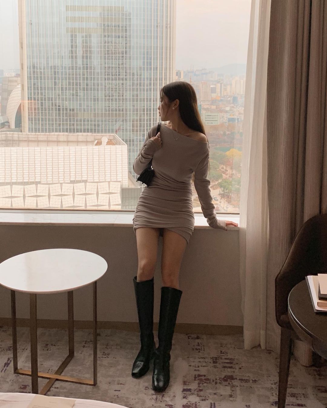 Học nàng blogger thấp bé cách diện boots cao cổ tôn dáng, sang chảnh-4