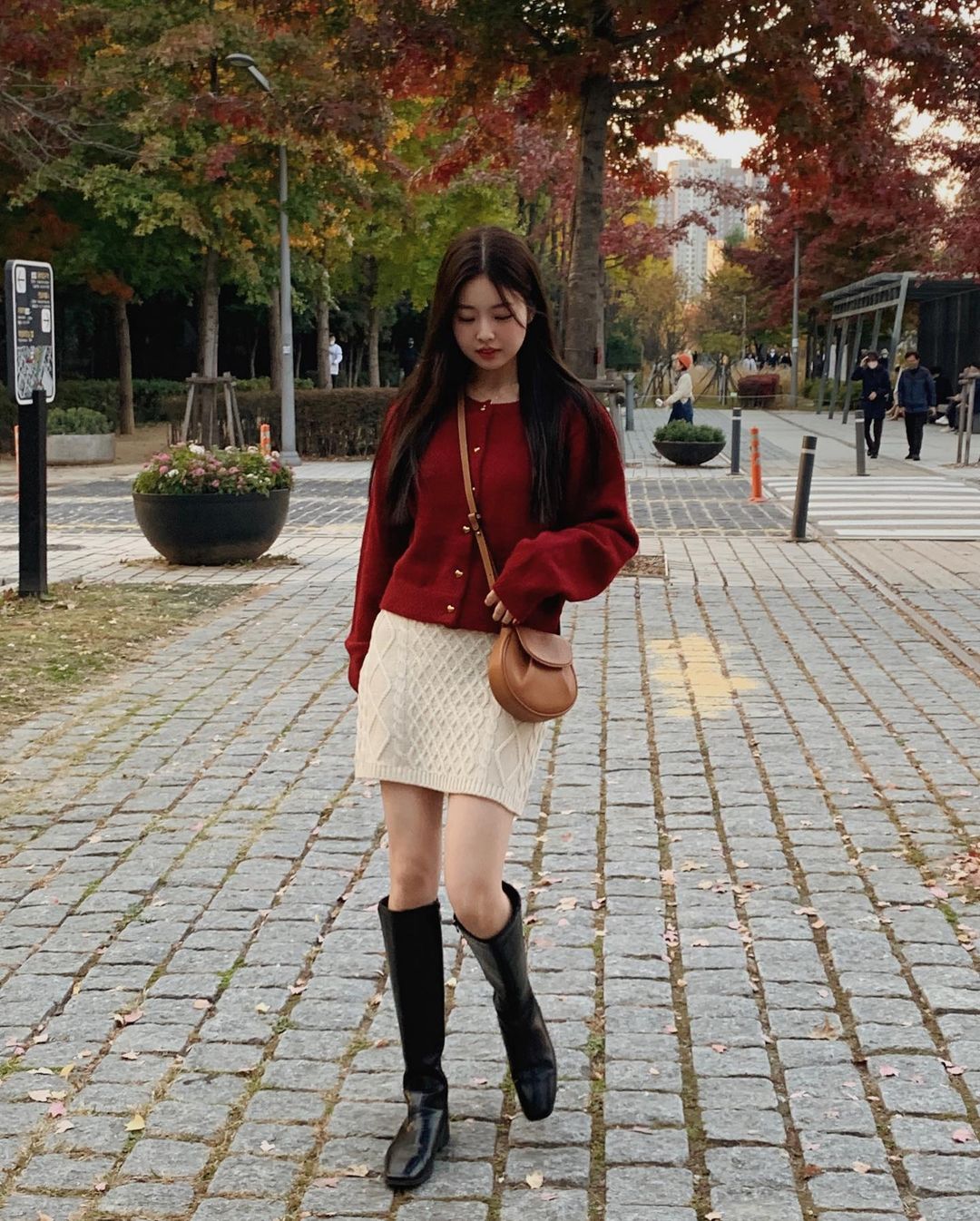 Học nàng blogger thấp bé cách diện boots cao cổ tôn dáng, sang chảnh-6