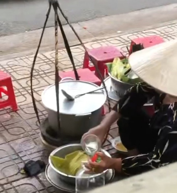 Người bán hàng rong đổ thức ăn thừa vào nồi nước lèo ở Nha Trang tiếp tục bị phạt-1