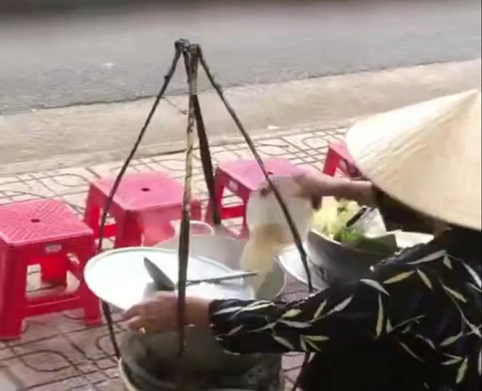 Người bán hàng rong đổ thức ăn thừa vào nồi nước lèo ở Nha Trang tiếp tục bị phạt-2