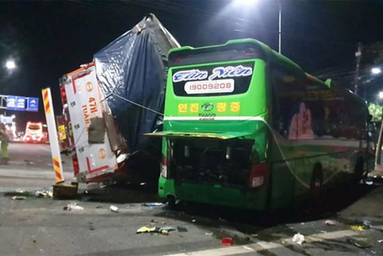 Tai nạn kinh hoàng giữa xe khách và xe tải, nhiều tiếng hét thất thanh