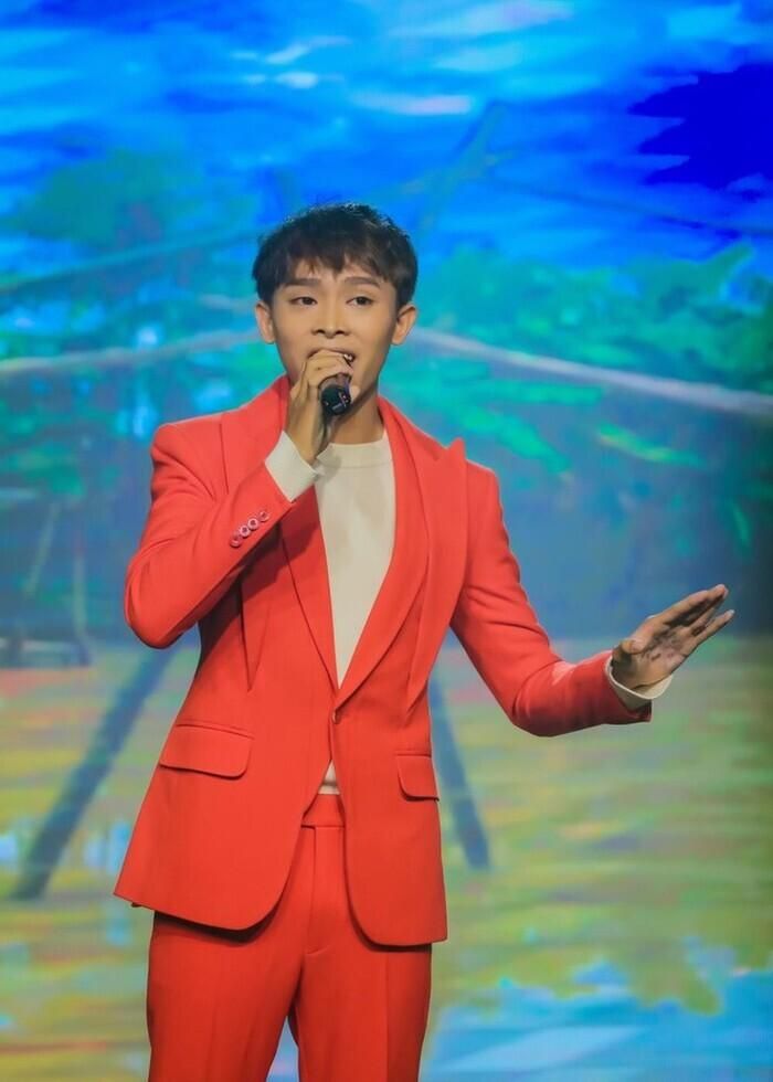 Sau sự cố nhà mới bị đánh sập, Hồ Văn Cường khuôn mặt mếu máo như muốn khóc giữa vòng vây fan-3