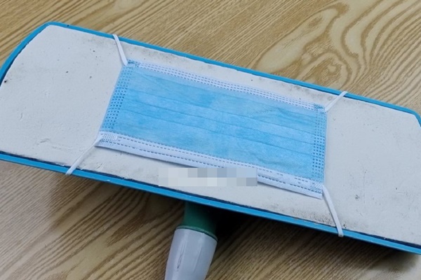 Cách mở khe cắm thẻ SIM trên điện thoại mà không cần dụng cụ tháo chuyên dụng-3