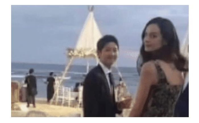Hé lộ ảnh Song Joong Ki dẫn bạn gái dự đám cưới người quen: Đích thị là Katy Louise Saunders!-1