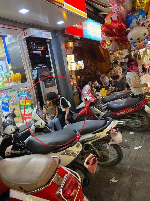 Cặp đôi hôn nhau đắm đuối ngay cạnh cây ATM, dân tình ái ngại không dám đến rút tiền-1
