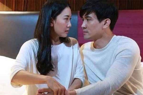 Tân hôn vợ trốn trong nhà tắm khóc, tôi lo sợ phá cửa xông vào rồi kinh hãi với cảnh tượng trước mặt