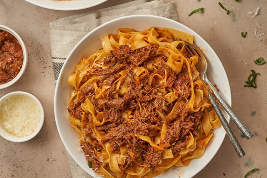 Mỳ ống sườn bò hầm ngon ngất ngây cho dịp cuối tuần