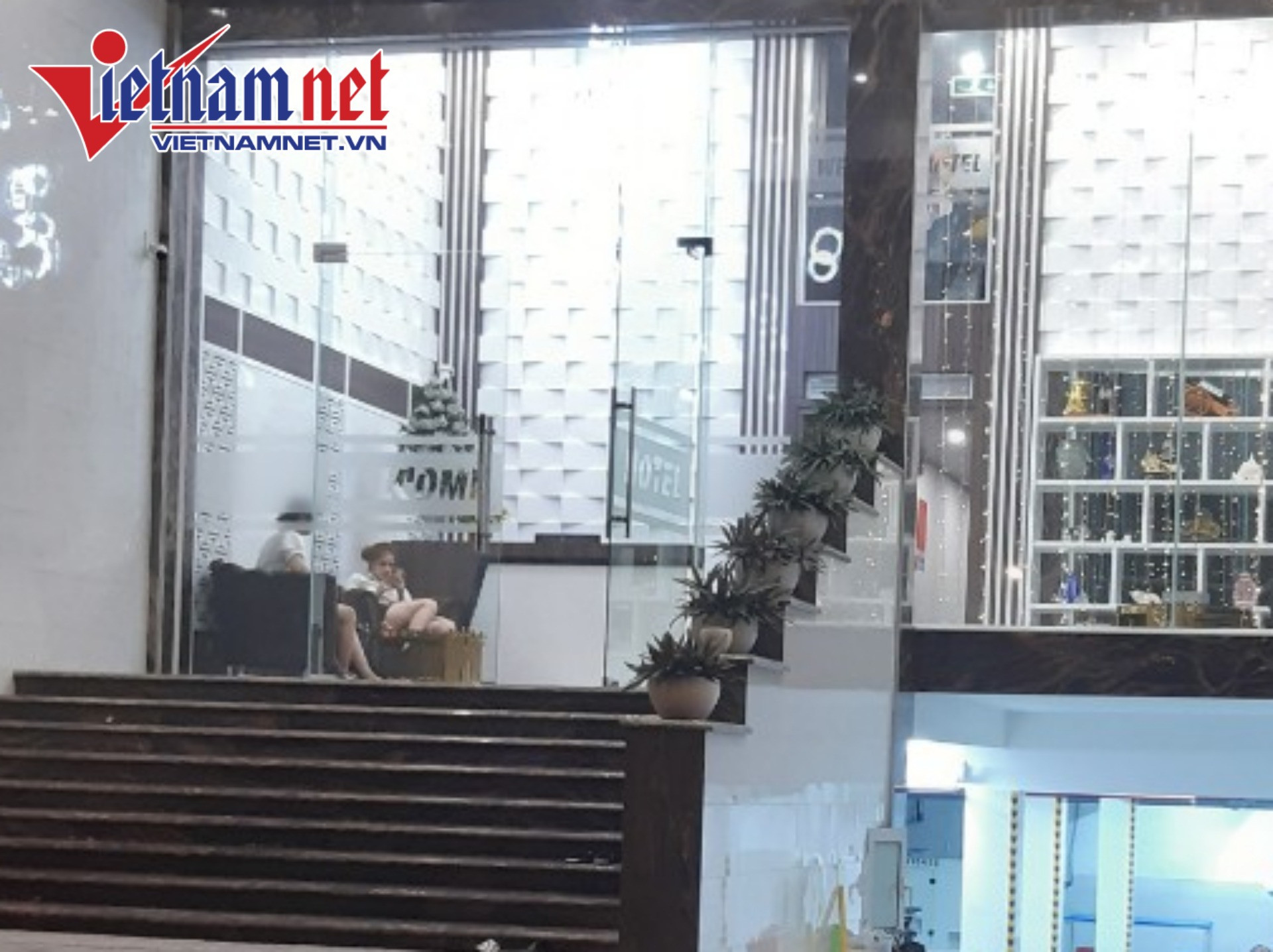 Nhân viên nhà nghỉ lo lắng giúp khách thoát cảnh đánh ghen-2