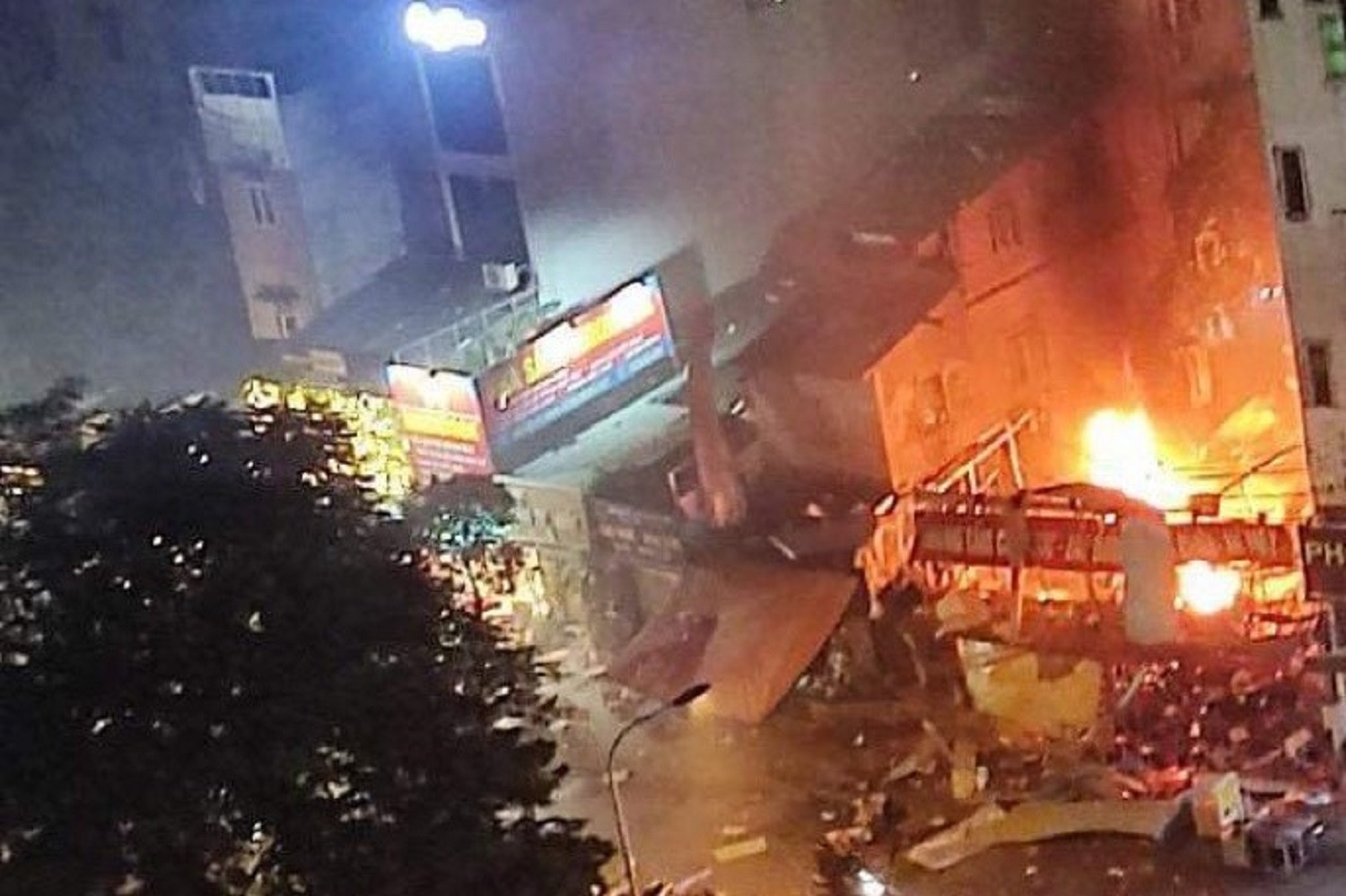 Cháy cửa hàng sửa xe máy ở Hà Nội kèm nhiều tiếng nổ-1