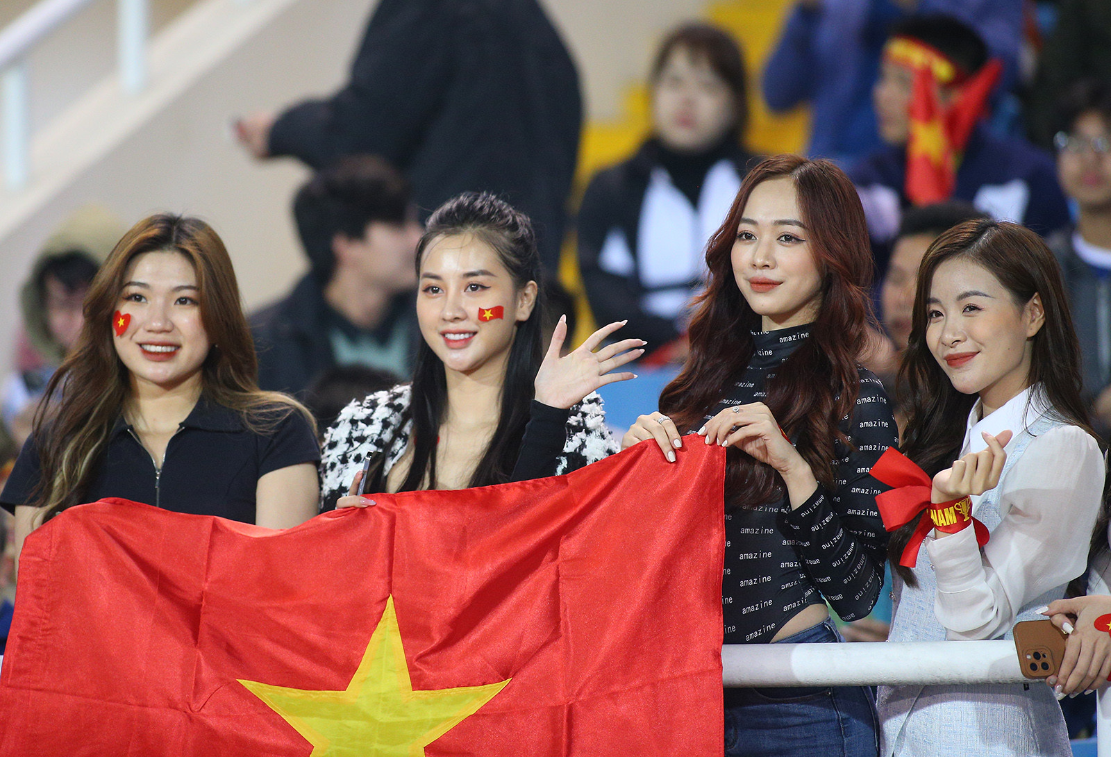 Dàn hot girl nóng cùng World Cup đổ bộ sân Mỹ Đình-4