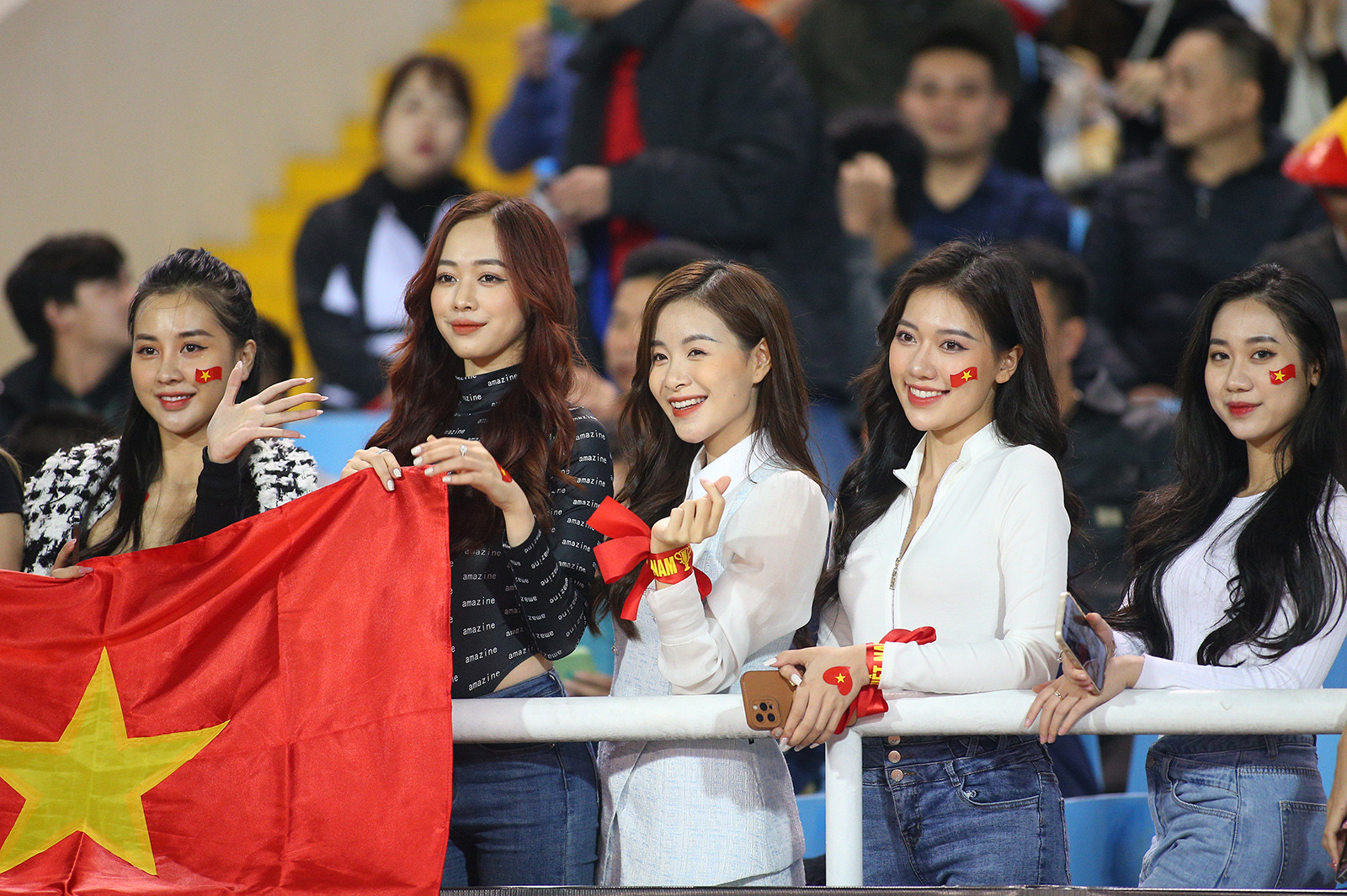 Dàn hot girl nóng cùng World Cup đổ bộ sân Mỹ Đình-5
