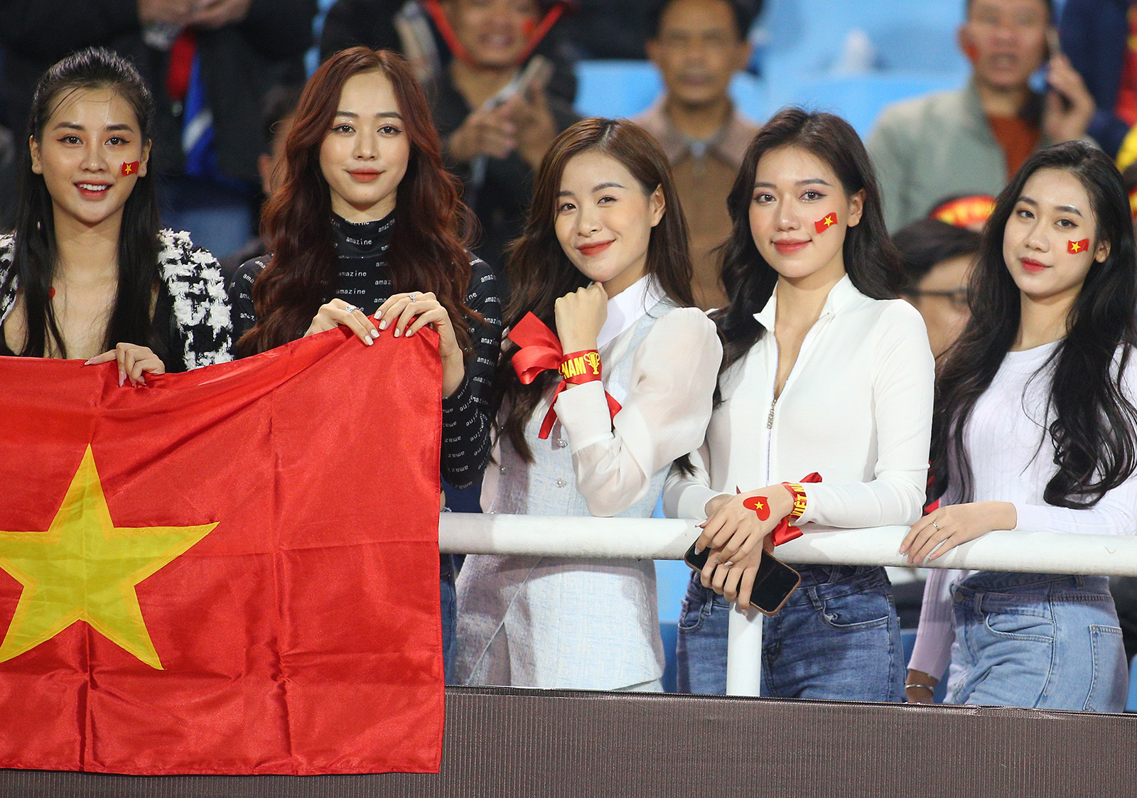 Dàn hot girl nóng cùng World Cup đổ bộ sân Mỹ Đình-6