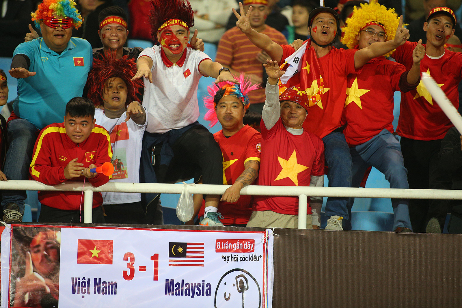 Dàn hot girl nóng cùng World Cup đổ bộ sân Mỹ Đình-11