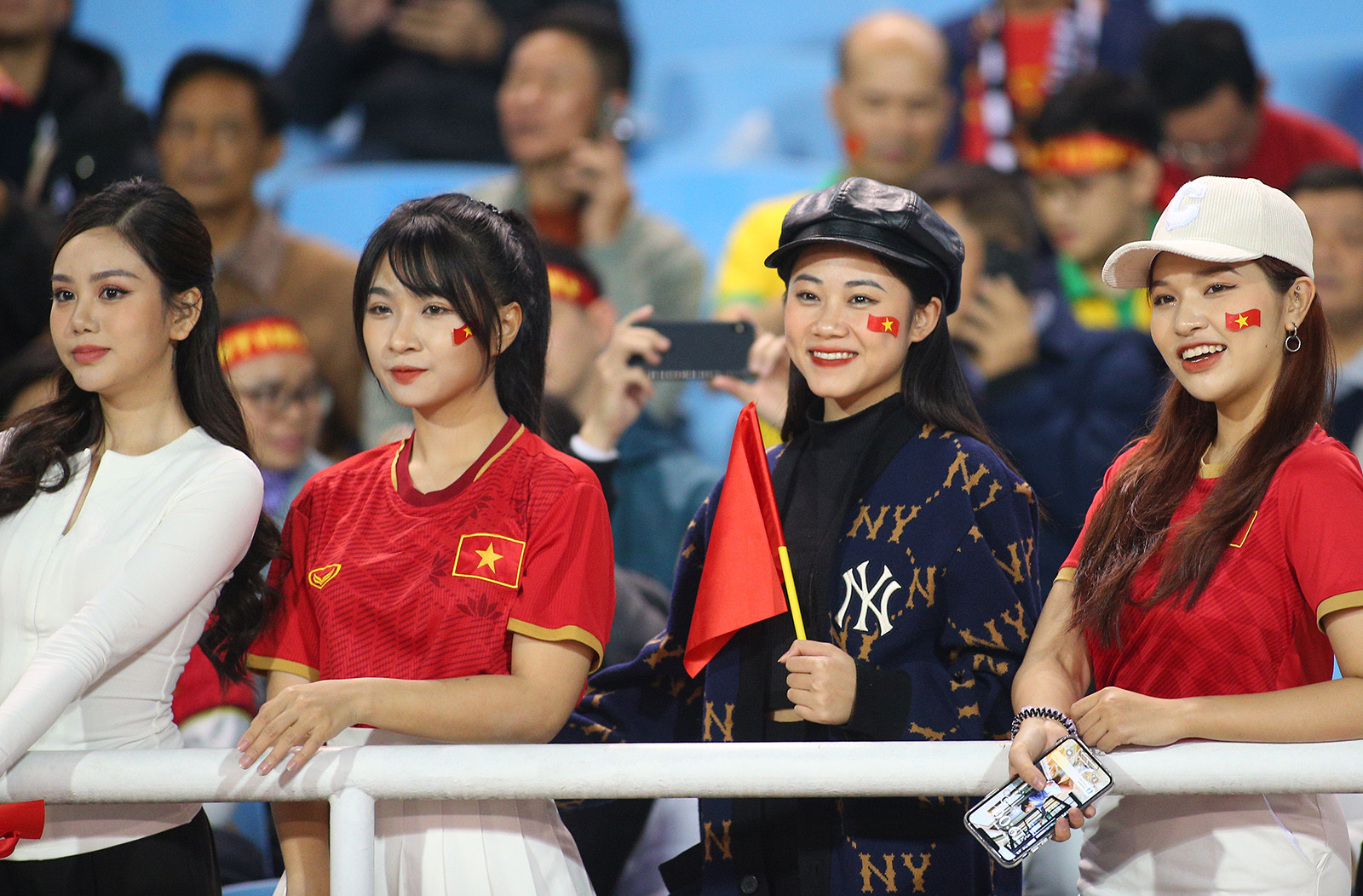 Dàn hot girl nóng cùng World Cup đổ bộ sân Mỹ Đình-7