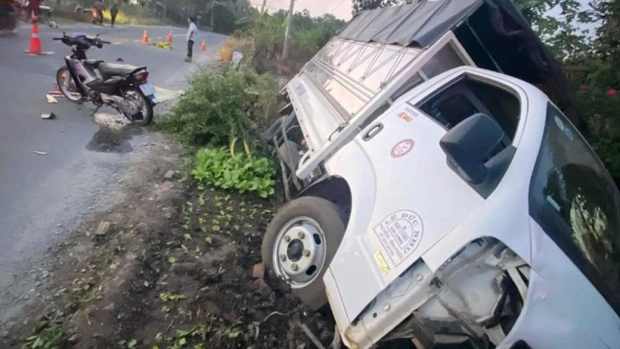 Xe tải lấn làn tông xe máy làm 2 người chết, 1 người bị thương-1