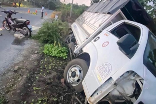 Xe tải lấn làn tông xe máy làm 2 người chết, 1 người bị thương